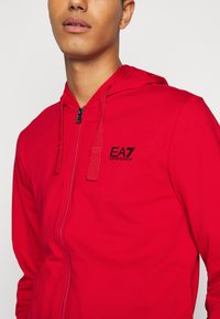 EA7 Emporio Armani Camisola com fecho - racing red
