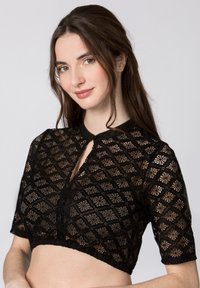 Schwarzes cropped Top mit einem Diamant-Spitzenmuster, einem Schlüsselloch-Ausschnitt und kurzen Ärmeln mit gewelltem Saum. Texturiertes und leichtes Material.