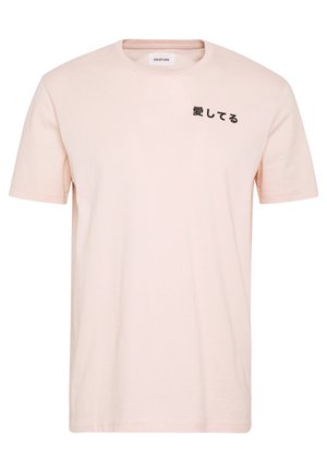 Tricou din bumbac roz deschis, cu mâneci scurte și guler rotund, având pe față text japonez negru "愛してる" (Te iubesc).
