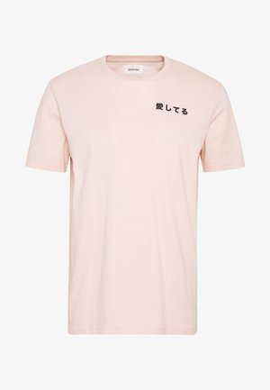 Lys rosa bomulls t-skjorte med korte ermer, rund hals, med svart japansk tekst "愛してる" (Jeg elsker deg) på forsiden.