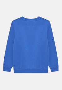 Blå genser med rund hals og lange ermer, laget av mykt stoff. Ribbede mansjetter og kant; jevn tekstur, ingen grafikk eller mønstre.