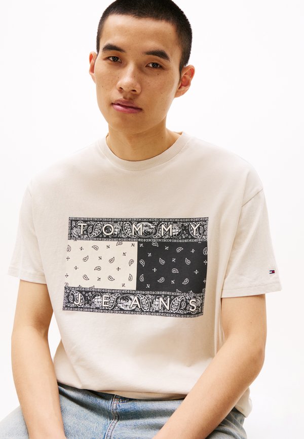 PAISLEY FLAG TEE UNISEX - Print T-shirt - newsprint4