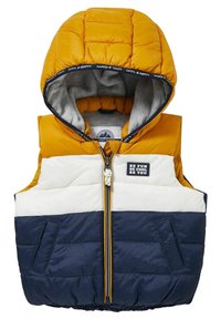 Padded vest z kapturem, posiadający żółtą górną część, białą środkową i granatowy dół. Zawiera zamek błyskawiczny z przodu i kieszenie boczne.