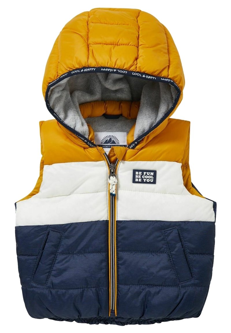 Padded vest z kapturem, posiadający żółtą górną część, białą środkową i granatowy dół. Zawiera zamek błyskawiczny z przodu i kieszenie boczne.