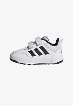 Biały sportowy but z czarnymi akcentami, siateczkową cholewką, dwoma paskami na rzep oraz gumową podeszwą. Po boku znajdują się trzy czarne paski.