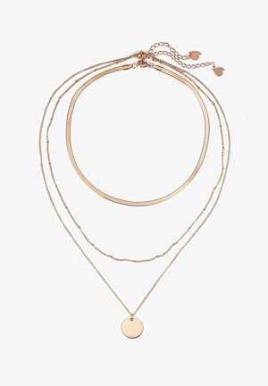 Collar de tres capas en oro rosa, que presenta un colgante redondo liso, cadenas texturizadas y delicadas de diferentes longitudes.