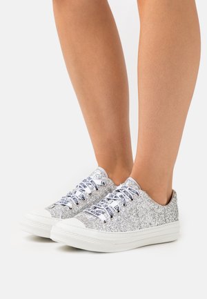 Love Moschino, Baskets basses - silver-coloured