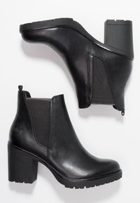 Schwarze Leder-Stiefeletten mit Blockabsatz, elastischen seitlichen Einsätzen und strukturiertem Sohlenprofil. Mit einer Lasche für einfaches An- und Ausziehen.