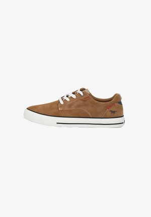 Sneaker in suede marrone con lacci bianchi, design perforato, suola in contrasto nera e bianca, e accento del logo sul lato.