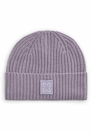 Knitted beanie in light purple, featuring a textured rib pattern. Includes a square patch with a butterfly design in matching color.