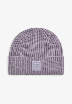 Bonnet tricoté en violet clair, présentant un motif en rib à texture. Inclus un patch carré avec un design de papillon dans la même couleur.