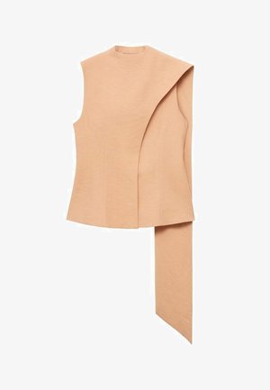 Beżowy bezrękawnik o asymetrycznym kroju, z założonym kołnierzem i długim, drapowanym panelem z jednej strony. Gładka faktura materiału.