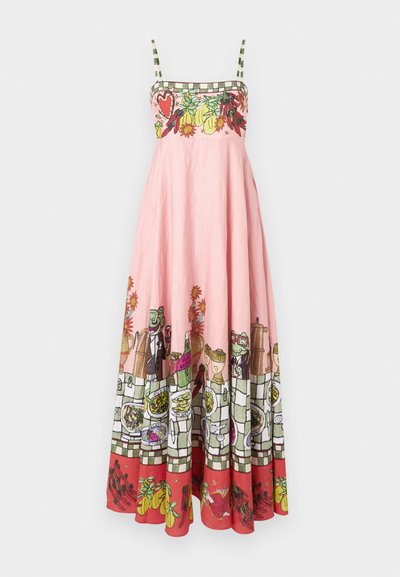 Ružová bavlnená šaty s ramienkami, so vzorom tlače hravých postavičiek a kuchynských predmetov pozdĺž lemovania.