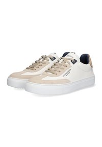 Sneaker in suede beige e pelle bianca con punta rotonda, lacci color crema e un accento in blu navy sul tallone. Suola in gomma bianca spessa con battistrada testurizzato.
