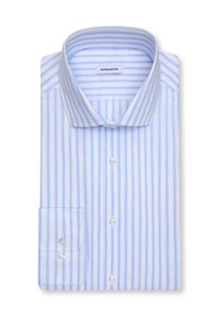 Chemise à rayures verticales bleu clair et blanc avec poignets boutonnés et col classique, soigneusement pliée sur un fond blanc.