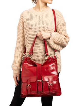 Borsa a tracolla in pelle rossa con doppi manici corti, alette frontali e dettagli in metallo argentato. Texture liscia, forma rettangolare e due tasche frontali.