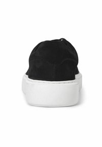 Baskets en daim noir avec un bout arrondi, semelle en caoutchouc blanc et détails de couture subtils. Vue de derrière mettant en avant le design minimaliste.