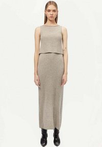 Grå ribbad maxiklänning med ärmlös överdel och lös passform vid midjan, som har en rak silhuett och minimala designdetaljer.