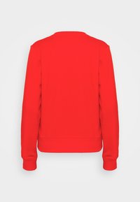 Rode sweatshirt met lange mouwen, geribbelde halslijn en manchetten, gladde textuur en een rechte zoom, gezien vanaf de achterkant.