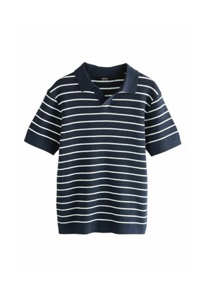 Polo en tricot rayé bleu marine et blanc avec des manches courtes et un col en V. Le tissu semble texturé, avec un col et des poignets côtelés.
