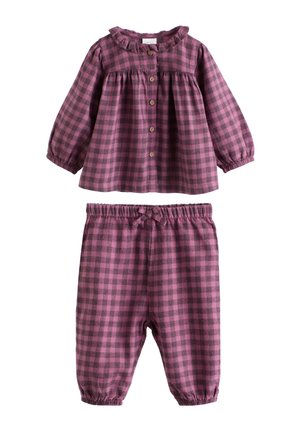 Conjunto de dos piezas que incluye una blusa de manga larga con cuello con volantes y pantalones con cintura elástica en un patrón a cuadros morados y grises. La blusa tiene botones.