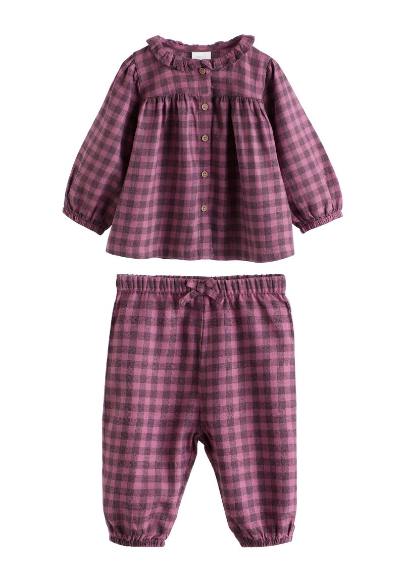 Ensemble deux pièces comprenant un haut à manches longues avec col à volants et un pantalon à taille élastique, le tout dans un motif à carreaux violet et gris. Boutons sur le haut.