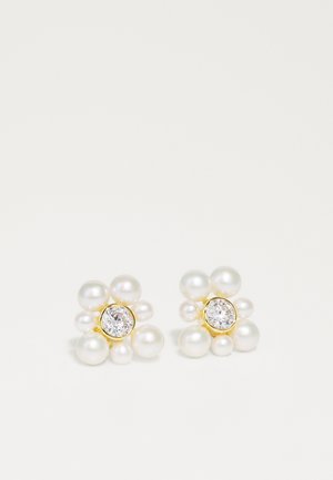 Boucles d'oreilles en cluster de perles avec une pierre précieuse claire au centre, des accents dorés, des tailles de perles variées et un motif floral.