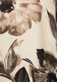 Blumenstoff mit großen braunen und schwarzen Blumen auf einem hellbeigen Hintergrund. Weiche Textur mit verschiedenen Pinselstrichmustern.