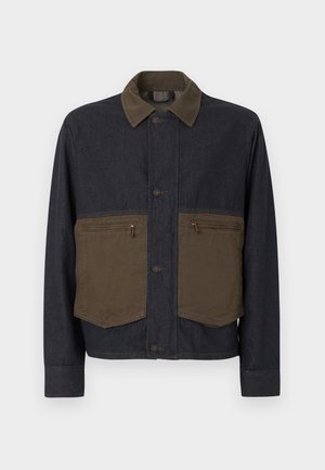 Dunkle Jeansjacke mit braunem Kragen und zwei großen braunen Fronttaschen mit Reißverschluss, Knopfverschluss in der Mitte vorne.