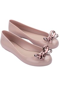 Ballerine rosa lucide con punta arrotondata e un grande fiocco metallicamente dorato rosa all'anteriore. Texture liscia e design minimalista.