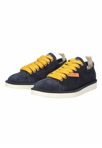 Sneakers in camoscio blu navy con lacci gialli, suole in gomma bianca e un'etichetta arancione del marchio sul lato. Punta rotonda e design a profilo basso.