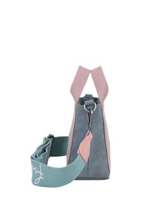 Borsa compatta a forma triangolare, in suede blu e rosa morbido. Presenta una tracolla testurizzata con clip e un accento rosa sull'hardware.