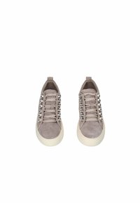 Sneaker in suede grigio con punta arrotondata, lacci texture e inserti in metallo color argento sui lati. Suole in gomma bianca e linguette sul retro.