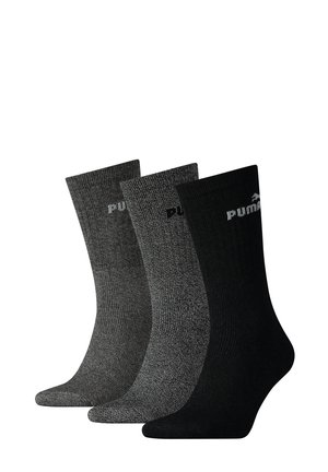 Drei Paar Crew-Socken in verschiedenen Farbtönen: Hellgrau, Dunkelgrau und Schwarz. Mit geripptem Textur und einem kleinen Logo an den Bündchen.