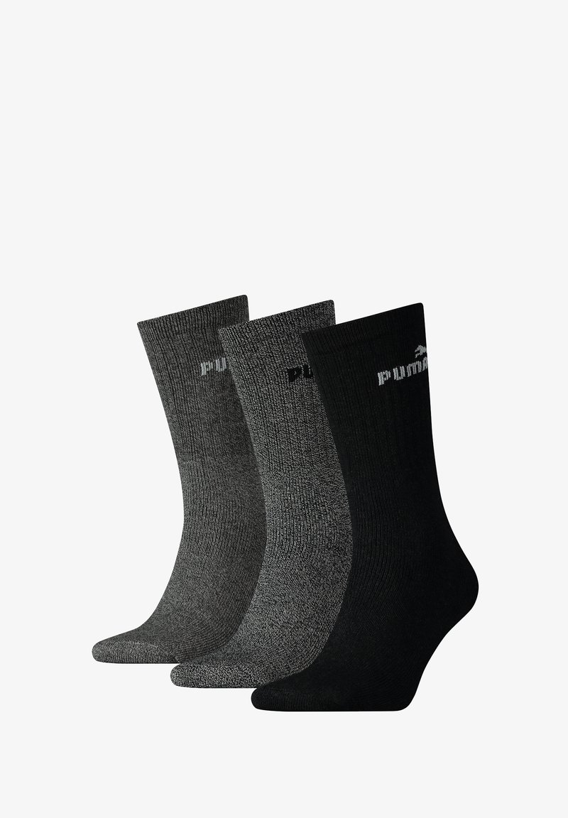 Drei Paar Crew-Socken in verschiedenen Farbtönen: Hellgrau, Dunkelgrau und Schwarz. Mit geripptem Textur und einem kleinen Logo an den Bündchen.