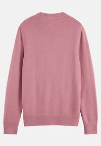 Suéter rosa claro, textura suave, cuello redondo, mangas largas, puños y dobladillo acanalados, diseño minimalista limpio, sin patrones visibles ni adornos.