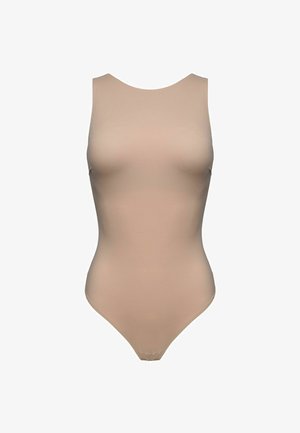 Beżowy body z gładkiej, elastycznej tkaniny. Posiada zaokrąglony dekolt i bezrękawowy krój, z wycięciem typu string z tyłu.