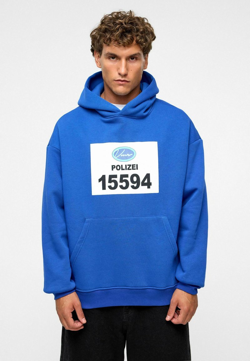 Blauwe hoodie van zachte stof met een grote witte voorkant met zwarte tekst "POLIZEI 15594." Inclusief een buidelzak en een capuchon met trekkoord.