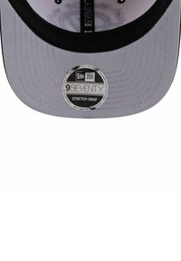 Grau New Era 9SEVENTY Stretch-Snap Cap mit dem Markenlogo und dem Produktetikett, das zentral auf der Unterseite des Schirms angebracht ist.