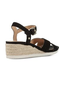 Sandali wedge in suede nero con una piattaforma in giuta intrecciata e cinturino alla caviglia regolabile. Design open-toe con cinturini incrociati nella parte anteriore.