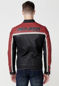 Kožená moto bunda v čiernej a červenej farbe, s rebrovým textúram, logom na chrbte a zipsovými manžetami. Navrhnutá s kontrastnými akcentmi.