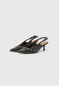 Pantofi cu toc slingback negri, cu vârf ascuțit, realizați din piele, având accente decorative argintii de-a lungul zonei de deasupra piciorului și un toc subțire.