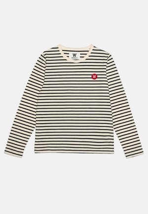 Camisa de manga larga a rayas en crema y negro, con un logo circular rojo en el pecho. Tejido suave con cuello y puños acanalados.