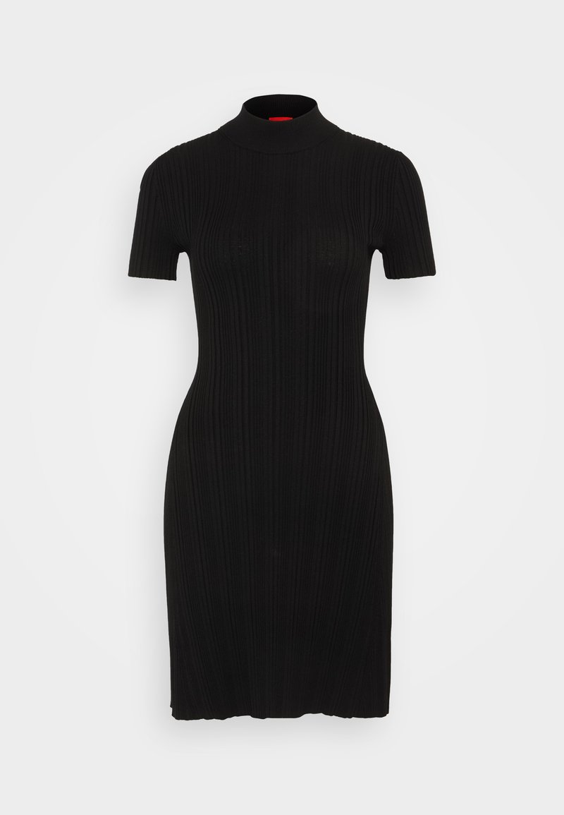 Schwarzes, geripptes Kleid mit hohem Kragen und kurzen Ärmeln. Entworfen mit einer figurbetonten Silhouette und einer glatten Textur. Keine auffälligen Muster oder Akzente.