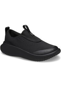Czarne buty wsuwane z teksturowaną siateczkową cholewką, gładkim gumowym noskiem i żłobioną podeszwą dla lepszej przyczepności. Posiadają małą pętelkę ułatwiającą zakładanie.
