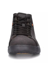 Sneaker alta nera con tomaia in pelle liscia, suola in gomma spessa e accenti arancioni a contrasto vicino ai lacci e al tallone.