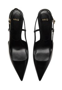 Chaussures à talons hauts noires avec un bout pointu, en matériau brillant ; dotées d'une lanière arrière avec une boucle en or et d'un design ouvert.