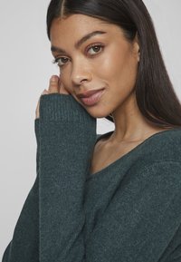 VILA VIRIL L/S V-NECK TOP - Džemperis - ponderosa pine
