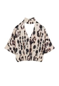 Blusa cropped beige con estampado abstracto de animal en negro y marrón, mangas anchas, escote en V y un collar tipo choker a juego.