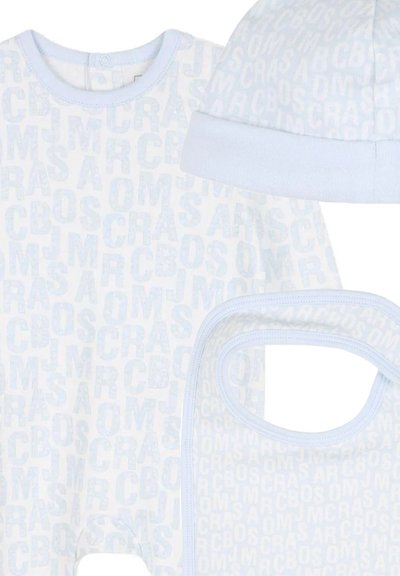 Un body bianco per neonati con cappello coordinato presenta accenti azzurri e un motivo testuale ripetuto. Tessuto morbido, scollo rotondo e chiusure a scatto.